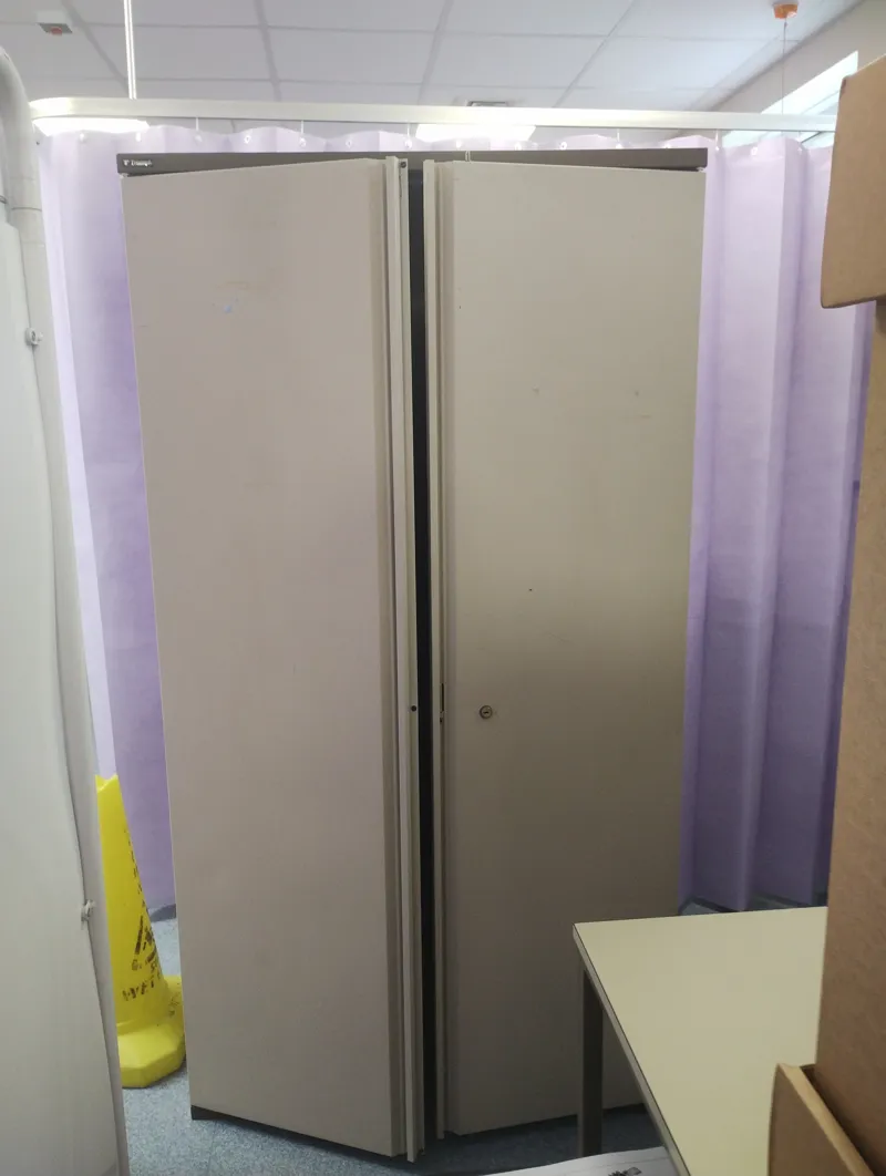 Metal storage cabinet with 2 shelves