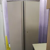 Metal storage cabinet with 2 shelves