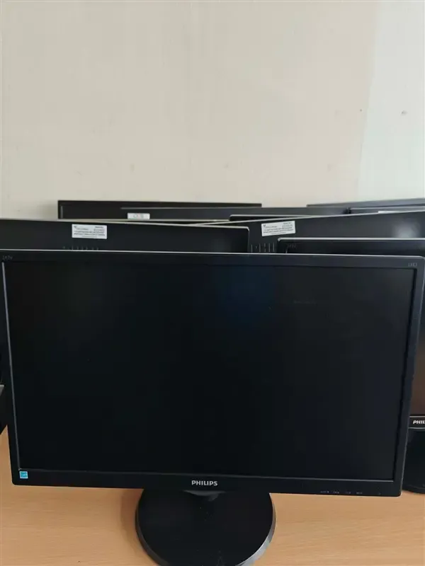 40 x 24" Philips 243V5L Monitors
