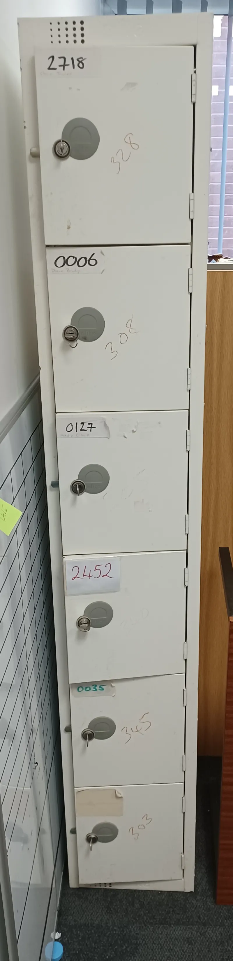 Cube locker (6 lockable slots)