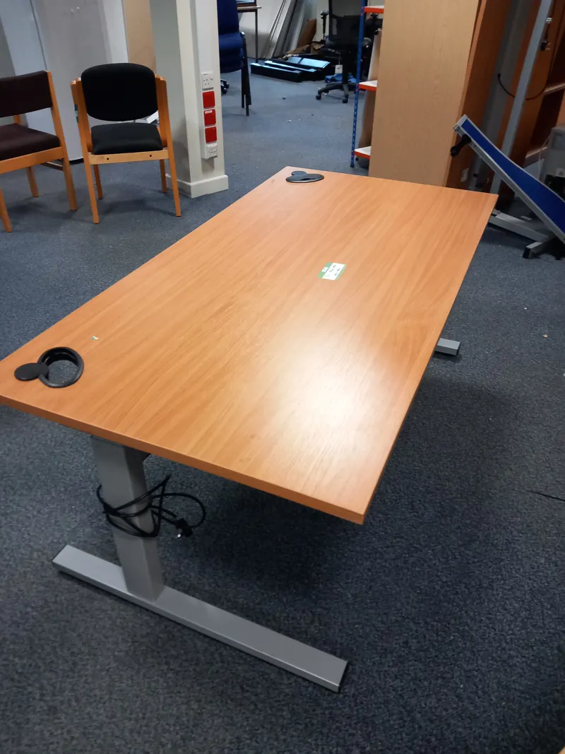 (3L) height adjustable desk