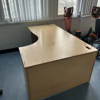 Reception desk, with raised privacy shelf