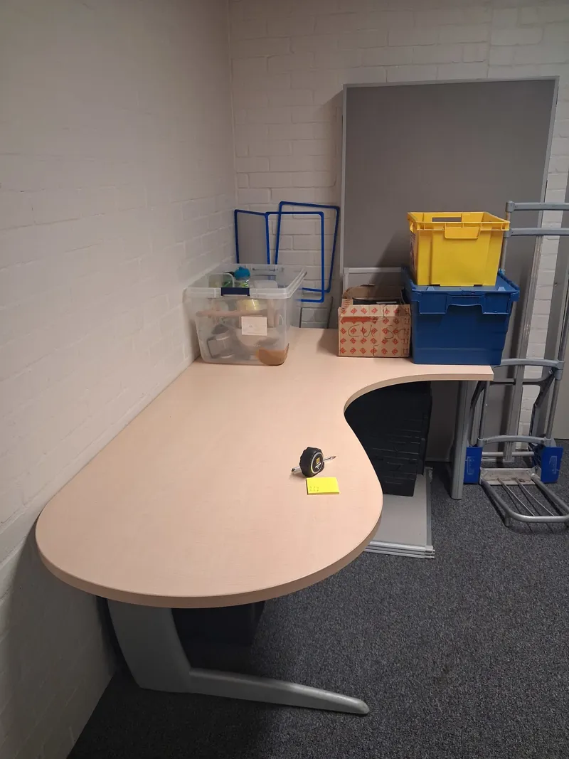 Corner desk