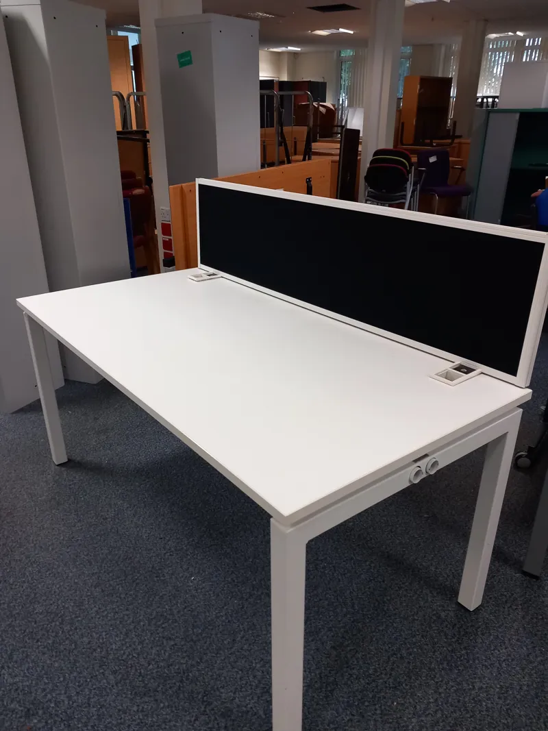 (3H) 2 X desks with screen divider