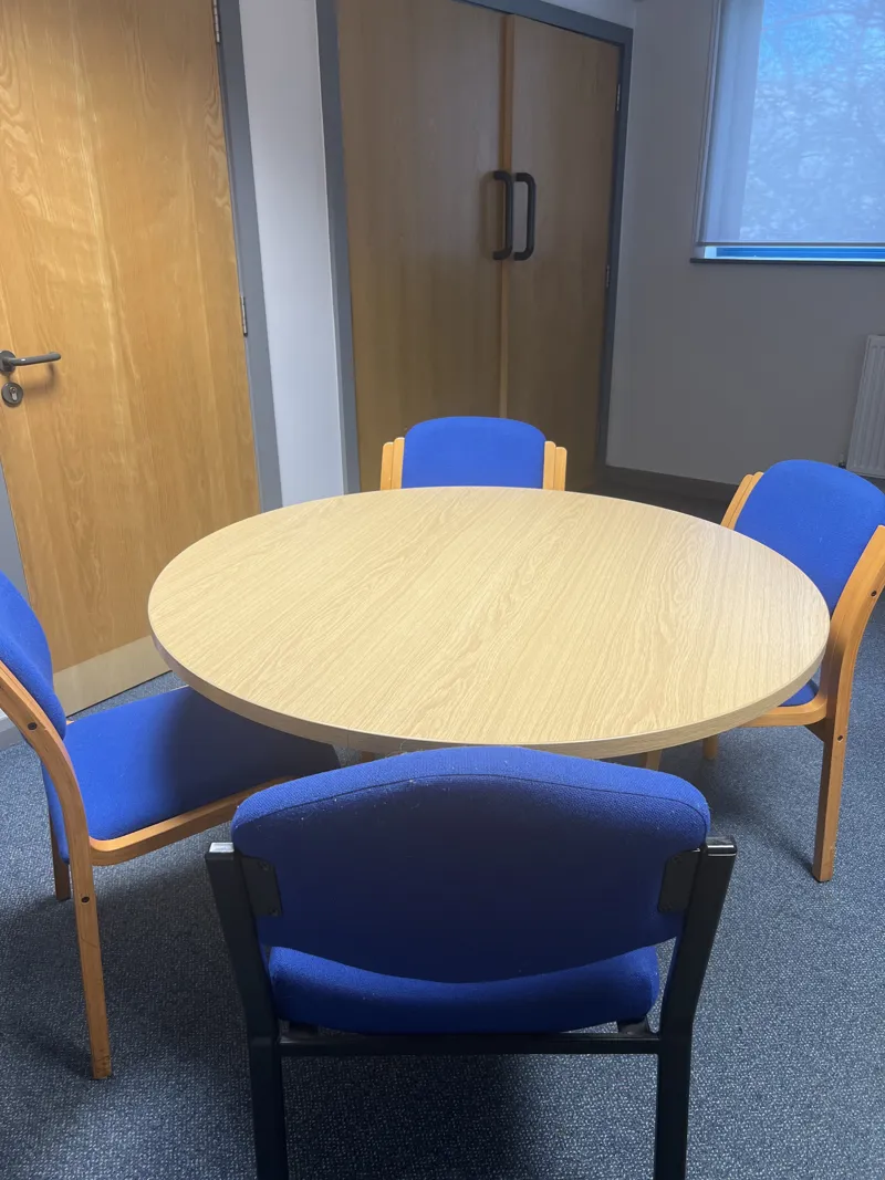 Round Meeting Table with Blue and Wood Chairs – 1400mm diameter