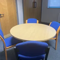 Round Meeting Table with Blue and Wood Chairs – 1400mm diameter